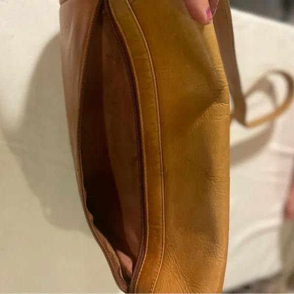 Classic Tan Leather Crossbody Messenger Bag - Picture 6 of 9